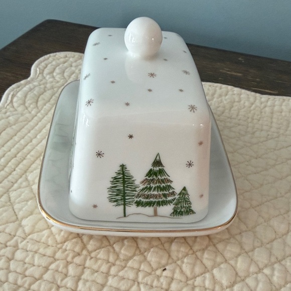 Ceramic Butter Dish with Winter  Pine Tree Design With Gold Trim Snowflakes - Picture 6 of 8